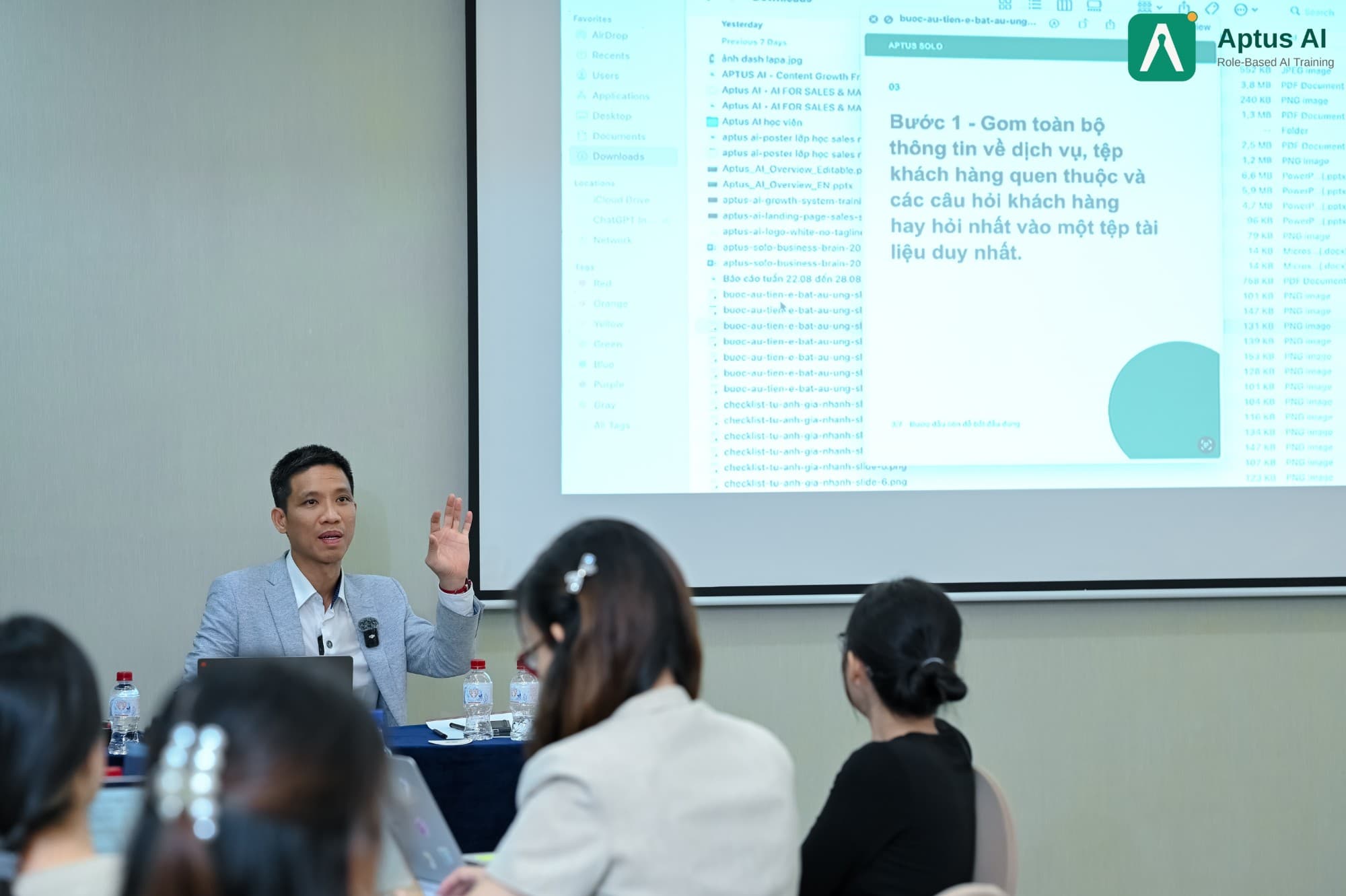 Giảng viên giải thích trước màn hình chiếu có slide Bước 1 gom toàn bộ thông tin về dịch vụ và tệp khách hàng vào một tệp tài liệu duy nhất