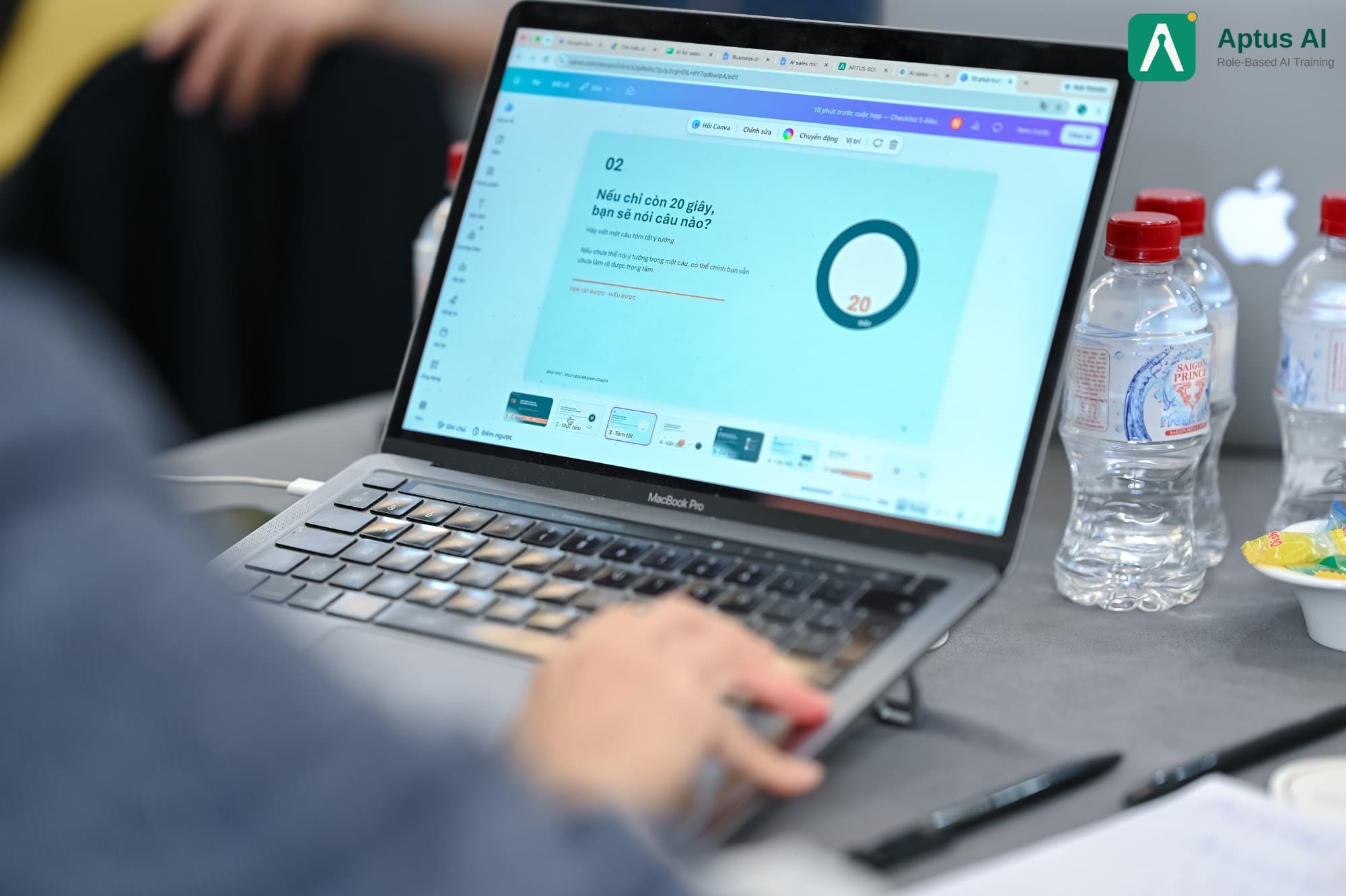 Màn hình laptop MacBook mở một slide Canva với câu hỏi Nếu chỉ còn 20 giây, bạn sẽ nói câu nào
