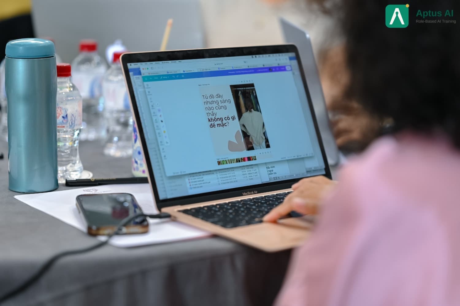 Học viên đang thực hành tạo nội dung bằng AI trên laptop trong lớp học của Aptus AI