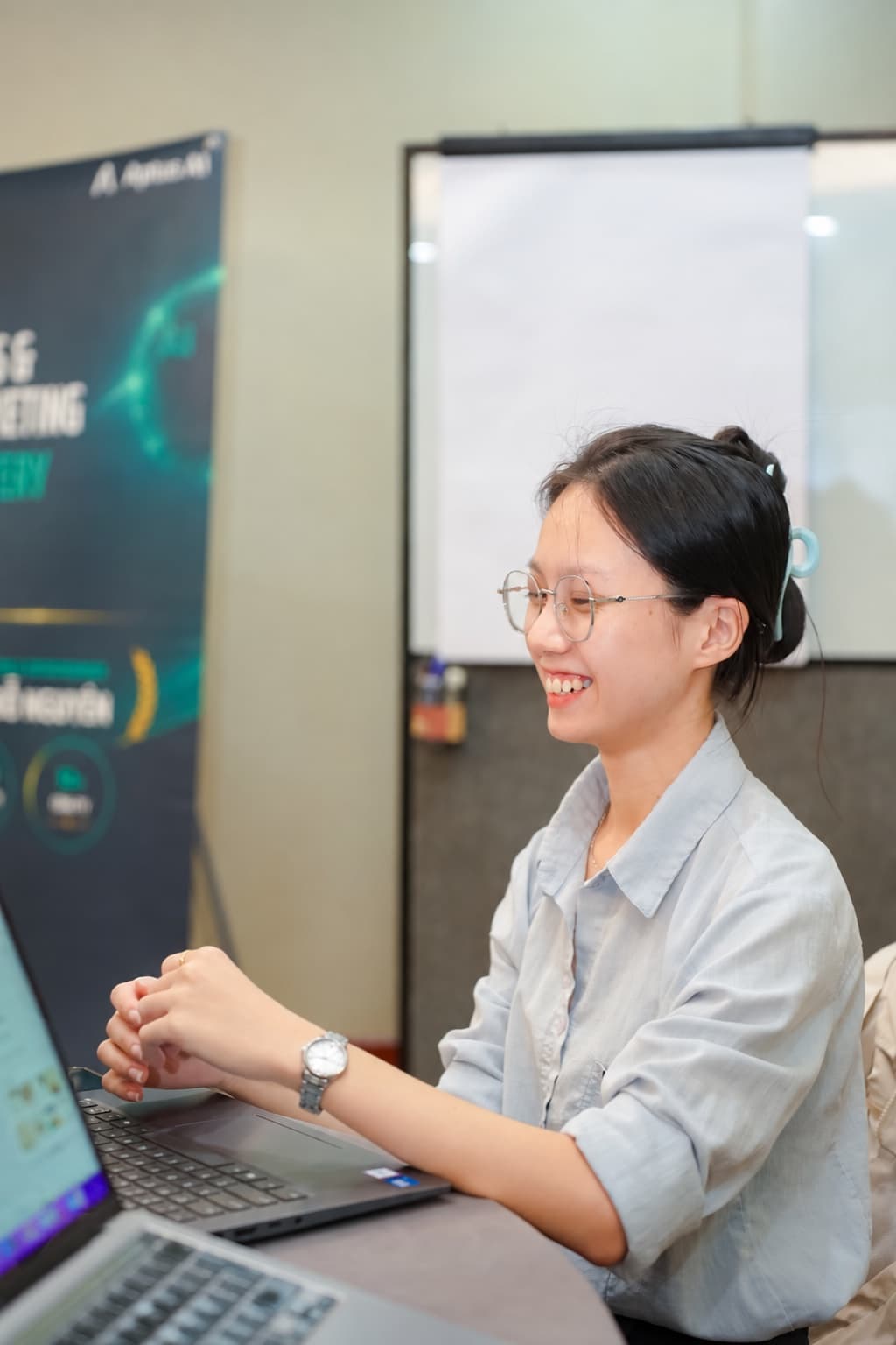 A participant learning with Aptus AI